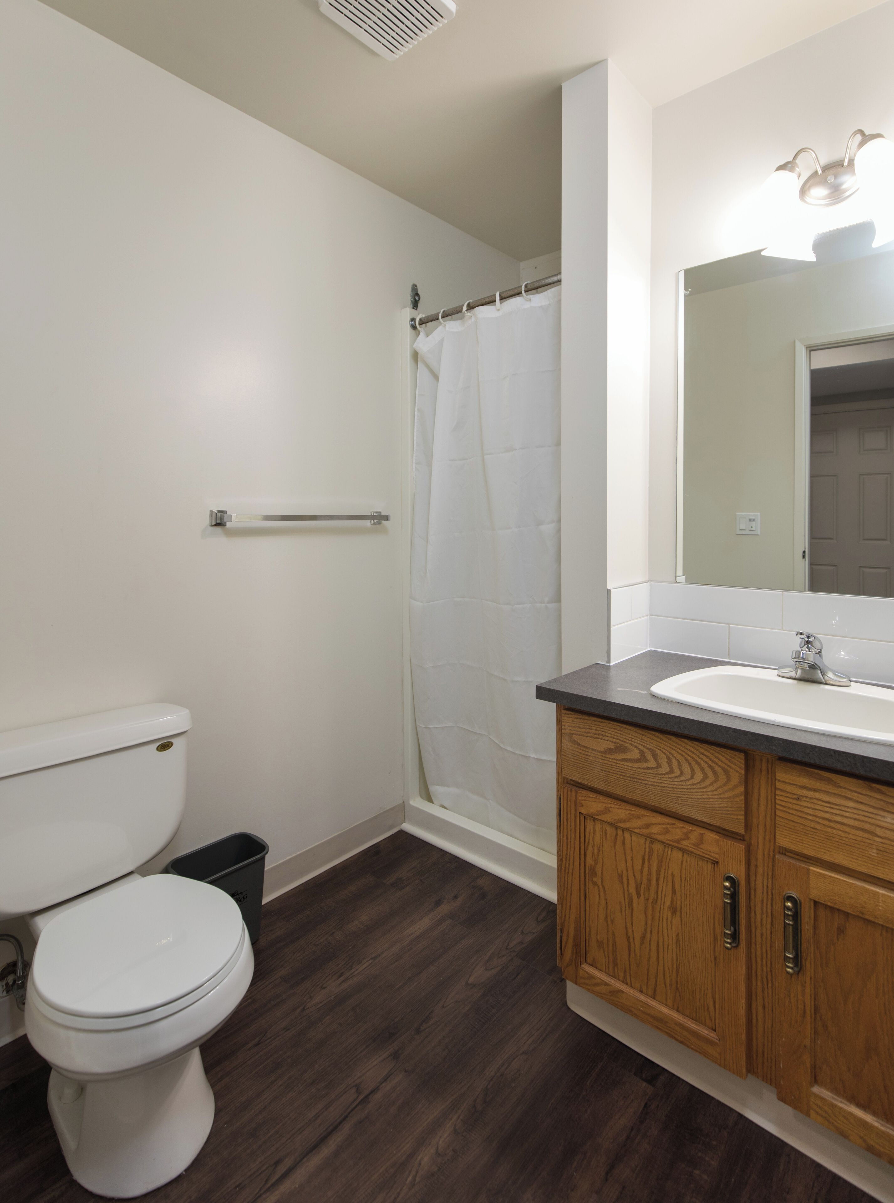 Tina con regadera, amenidades de baño gratuitas, toallas, jabón 