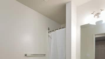 Ducha y bañera combinadas y artículos de higiene personal gratuitos