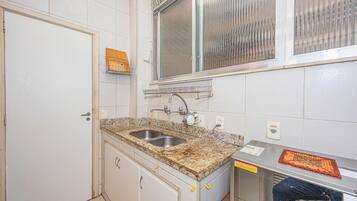 Appartamento | Cucina privata | Frigorifero, microonde, forno, piano cottura
