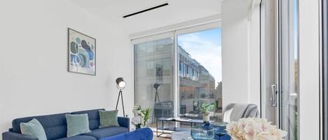 Smart-tv, tv-spel, ett bordtennisbord och böcker