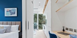 2 slaapkamers, een bureau, een strijkplank/strijkijzer, gratis wifi