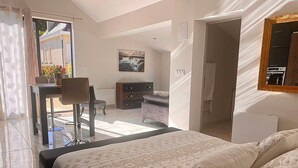 Una habitación de hotel moderna con una cama grande, un escritorio y una silla.