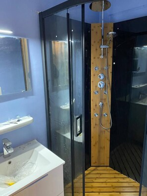 Douche, sèche-cheveux, bidet, serviettes fournies