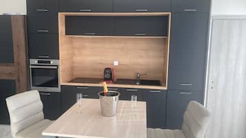 Een koelkast, een microgolfoven, een oven, een kookplaat