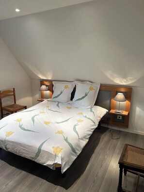 Biancheria da letto di alta qualità, una scrivania