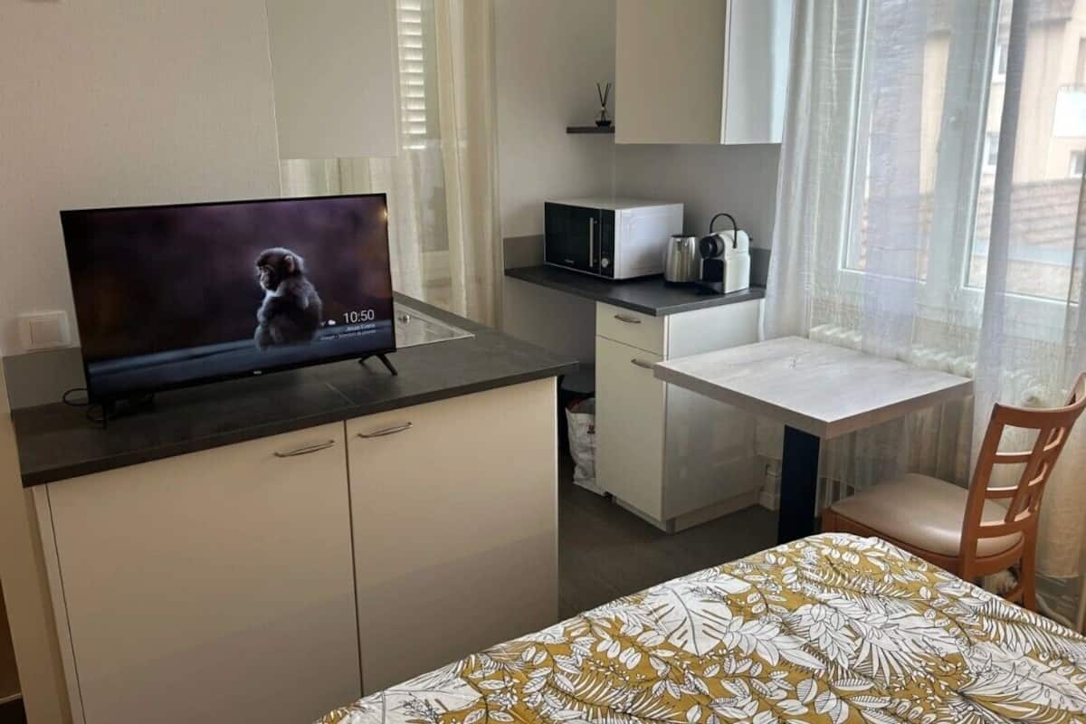 Peralatan tempat tidur premium, meja, katil bayi/kot (percuma)