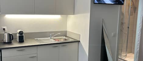 Klassieke kamer | Badkamer | Een douche, een haardroger, handdoeken