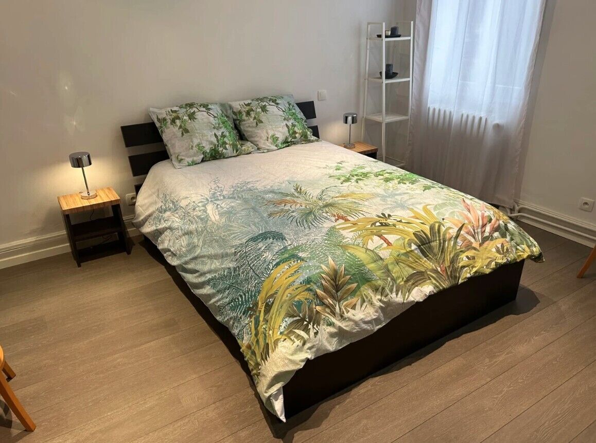 Ropa de cama de alta calidad, escritorio, cunas gratuitas y wifi gratis 