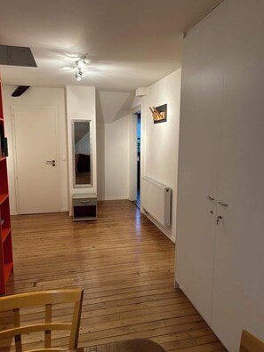 Phòng Suite tiện nghi đơn giản | Bộ đồ giường cao cấp, bàn, nôi (giường cho trẻ sơ sinh) miễn phí
