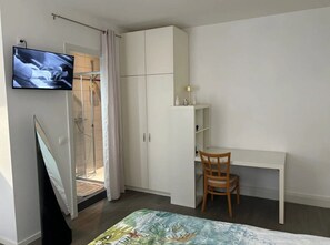 Hochwertige Bettwaren, Schreibtisch, kostenlose Babybetten