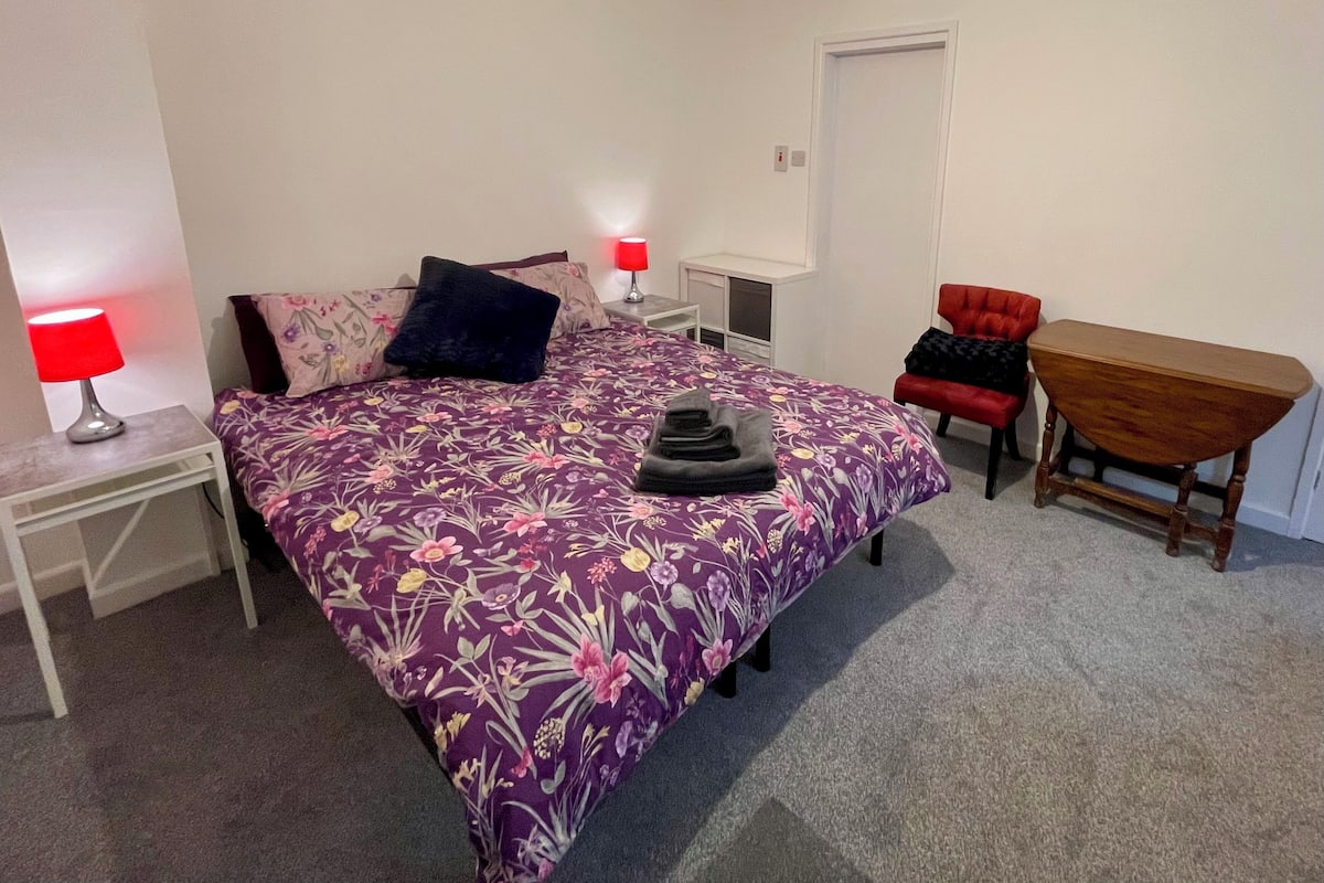 Studio (1B Vernon Court (No Parking)) | Skrivbord och sängkläder