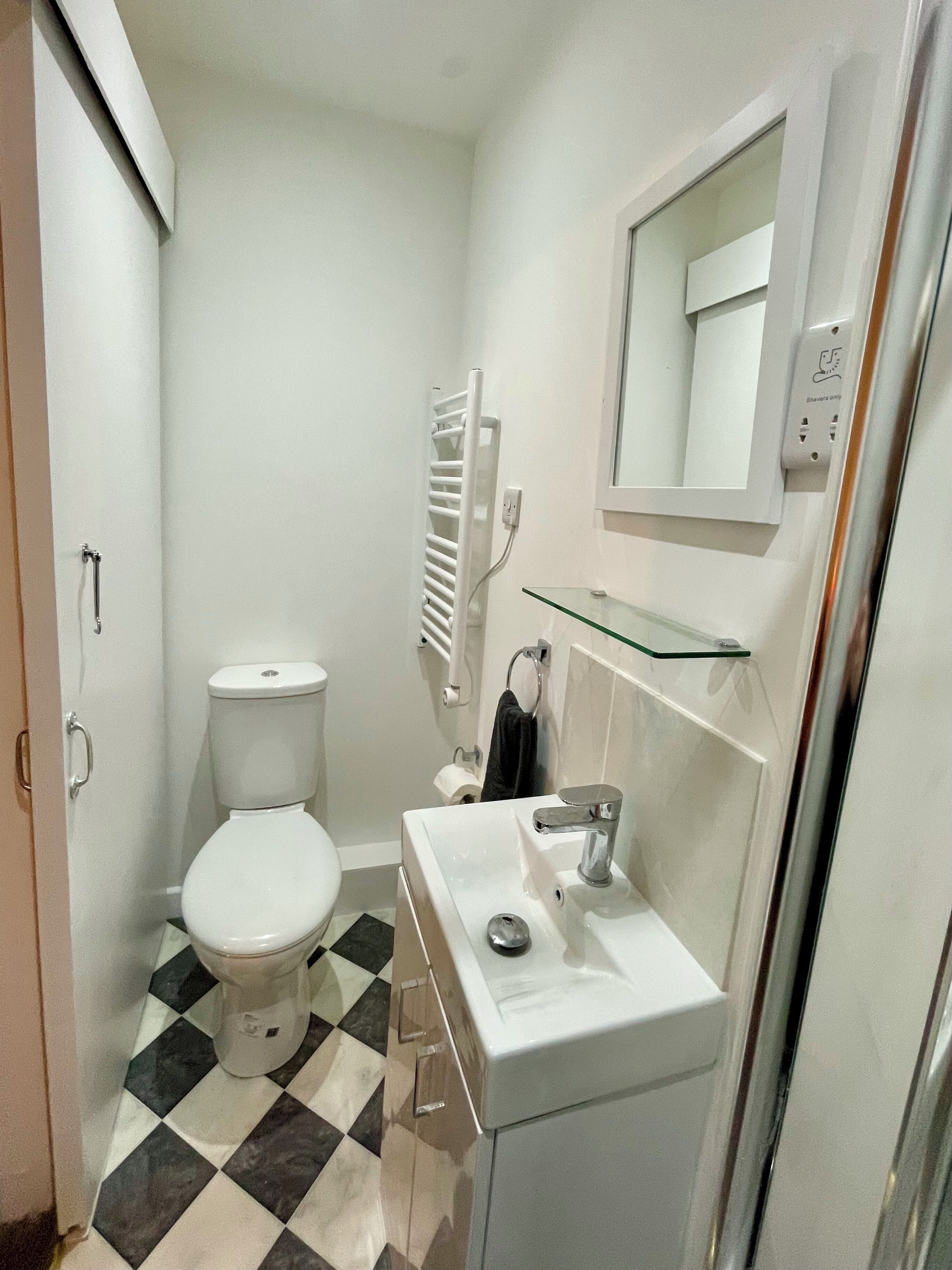 Studio (1B Vernon Court (No Parking)) | Bilik Mandi | Tuala disediakan 