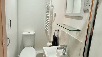 Studio (1B Vernon Court (No Parking)) | Bathroom | Towels