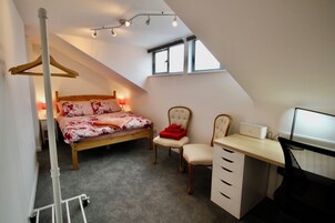 Cottage, 3 Bedrooms (Vernon Cottage (Parking Available)) | Desk, bed sheets