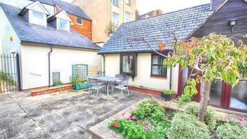 Studio (1B Vernon Court (No Parking)) | Desk, bed sheets