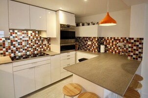Cottage, 3 Bedrooms (Vernon Cottage (Parking Available)) | Desk, bed sheets
