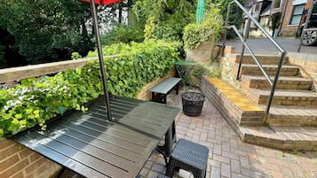 Cottage, 3 phòng ngủ (Vernon Cottage (Parking Available)) | Bàn, bộ trải giường