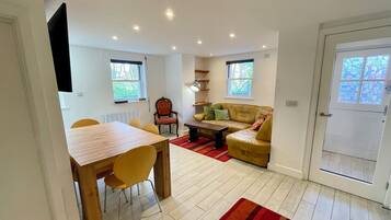 Cottage, 3 chambres (Vernon Cottage (Parking Available)) | Bureau, draps fournis