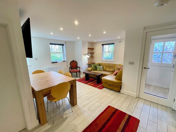 Cottage, 3 Bedrooms (Vernon Cottage (Parking Available)) | Desk, bed sheets - Vernon Place Accommodation (Cheltenham)