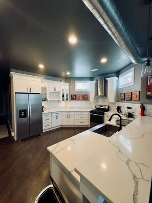 Fridge, microwave, oven, stovetop - Spacious 4-bedroom apartment with WiFi, AC in gorgeous Chicago (Chicago)