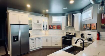 Spacious 4-bedroom apartment with WiFi, AC in gorgeous Chicago