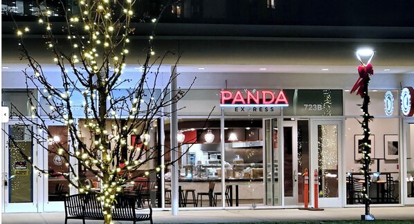 Outdoor dining - Spacious 4-bedroom apartment with WiFi, AC in gorgeous Chicago (Chicago)