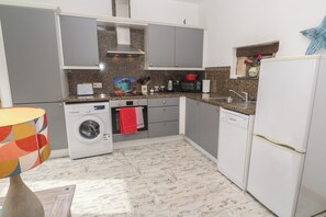 Cottage | Private kitchen | Dishwasher, cookware/dishes/utensils