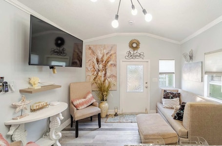 Smart TV. Cozy Tiny home