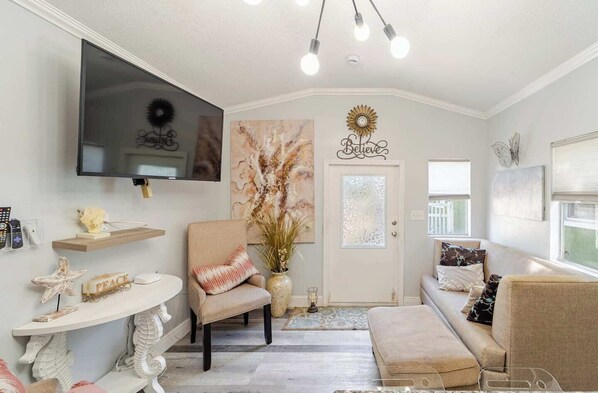 Living area - Charming 1-bedroom Tiny house with WiFi, AC in Bradenton (Bradenton)