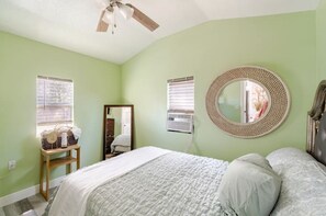 1 bedroom, WiFi - Charming 1-bedroom Tiny house with WiFi, AC in Bradenton (Bradenton)