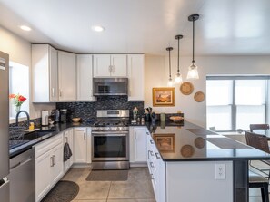 Frigorífico, microondas, horno y placa de cocina