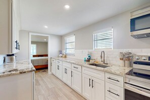 Kylskåp, mikrovågsugn, ugn och spishäll