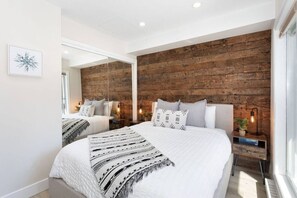 デスク、WiFi、ベッドシーツ