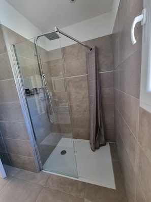 Shower, hair dryer, towels, toilet paper