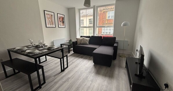 TV - Comfortable 1-Bed Apartment | Wi-Fi (West Northamptonshire)