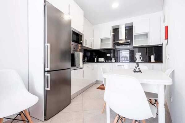 Kühlschrank, Mikrowelle, Ofen, Toaster