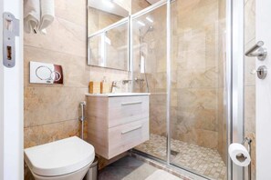 Een haardroger, handdoeken