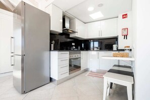 Kylskåp, mikrovågsugn och brödrost