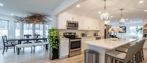 Mikrobølgeovn, ovn, kokeplater og oppvaskmaskin