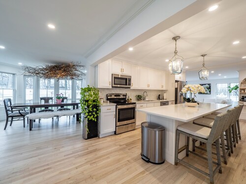 Spacious 6-bedroom 5 bathroom Dream House, with salt water pool & stone hot tub.