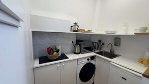 Een koelkast, een microgolfoven, een kookplaat