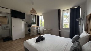 Desk, iron/ironing board, WiFi, bed sheets