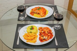 Khu vực ăn uống tại phòng