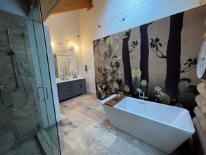 Shower, hair dryer, towels, soap - Luxury Log Cabin Retreat in Warm Springs, Sun Valley Idaho (Ketchum)