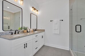 Shower, hair dryer, towels - New Townhouse~Garage parking~Gated~Downtown Rome (Rome)
