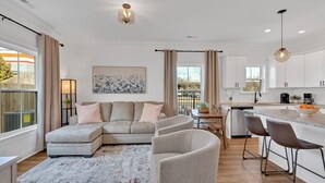Un appartamento moderno con soggiorno, sala da pranzo e cucina.