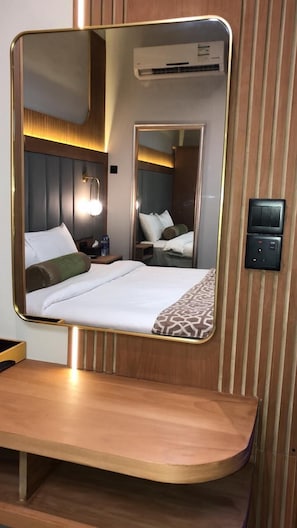 Suite studio Deluxe, 1 trĂšs grand lit, vue sur la ville | AccĂšs au Wi-Fi (inclus)