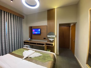 Suite studio Deluxe, 1 trĂšs grand lit, vue sur la ville | AccĂšs au Wi-Fi (inclus)