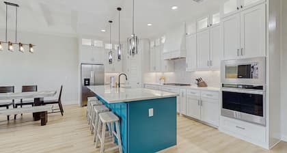 Spacious beach house with full kitchen, patio & enclosed yard, near the Bay