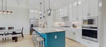 Spacious beach house with full kitchen, patio & enclosed yard, near the Bay